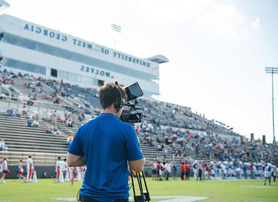 在线博彩 Productions student filming a game