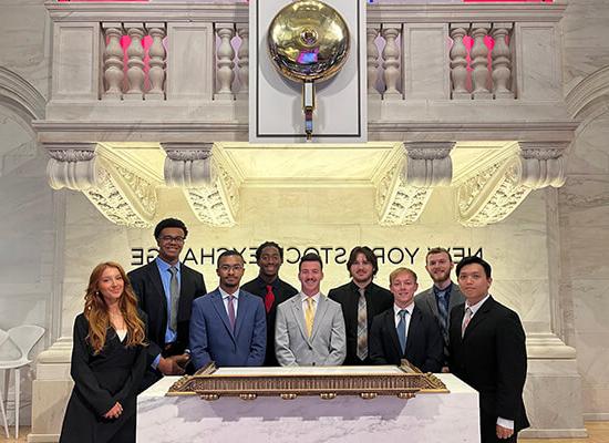 在线博彩 Finance Club members at the New York Stock Exchange